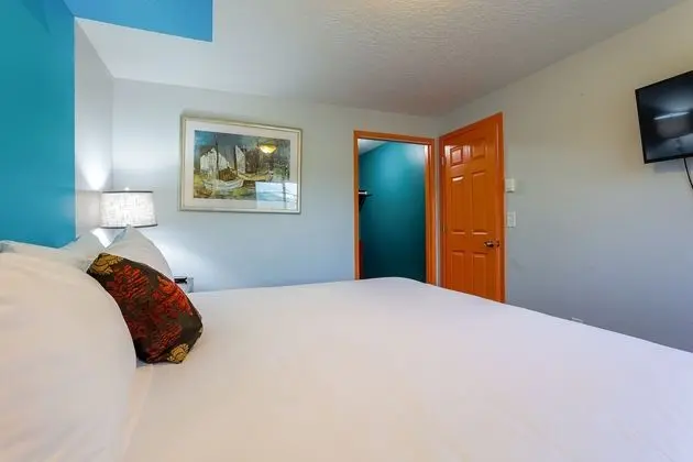 COAST RIVER INN