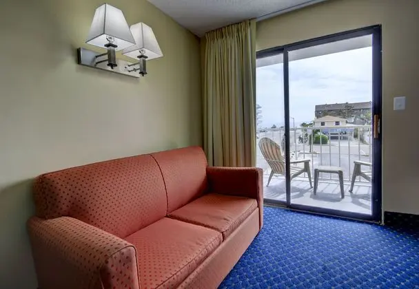 Coastal Palms Inn & Suites