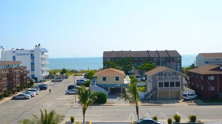 Coastal Palms Inn & Suites