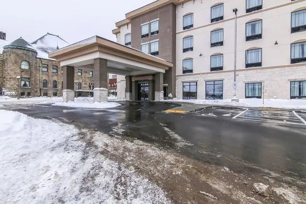 Cobblestone Inn & Suites at UW Stout Downtown Menomonie - Dış Mekan
