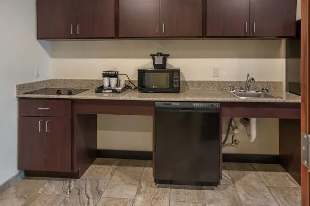 Cobblestone Inn & Suites at UW Stout Downtown Menomonie - Mutfak