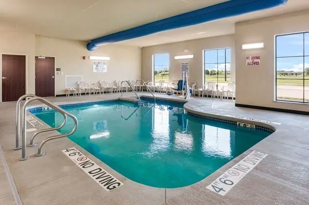 Cobblestone Hotel & Suites - Appleton International Airport - Havuz