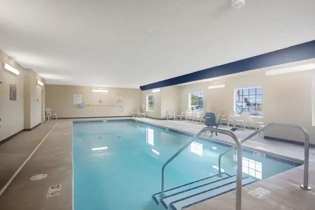 Cobblestone Hotel & Suites - Austin - Havuz