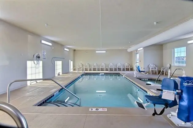 Cobblestone Hotel & Suites - Beulah - Havuz