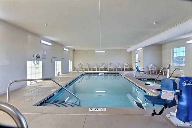 Cobblestone Hotel & Suites - Beulah - Havuz