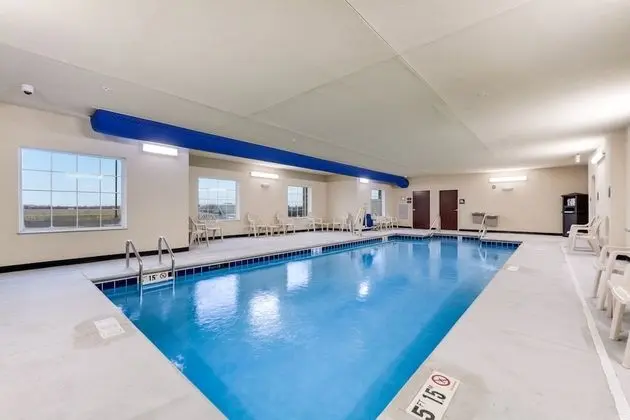 Cobblestone Hotel & Suites - Cozad - Havuz