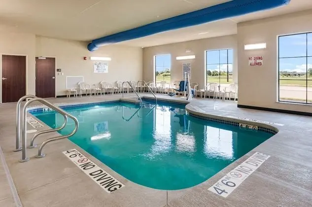 Cobblestone Hotel & Suites - De Pere - Havuz