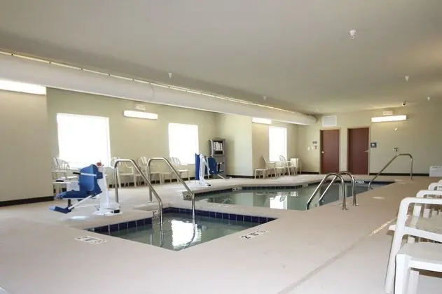Cobblestone Hotel & Suites – Devils Lake - Havuz
