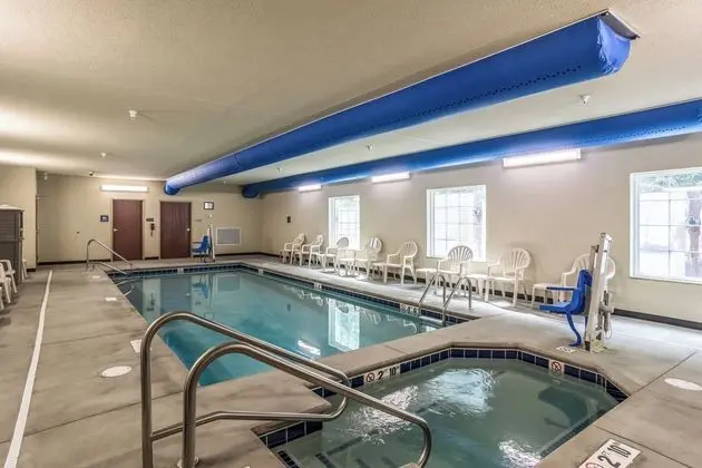 Cobblestone Hotel & Suites - Erie - Havuz