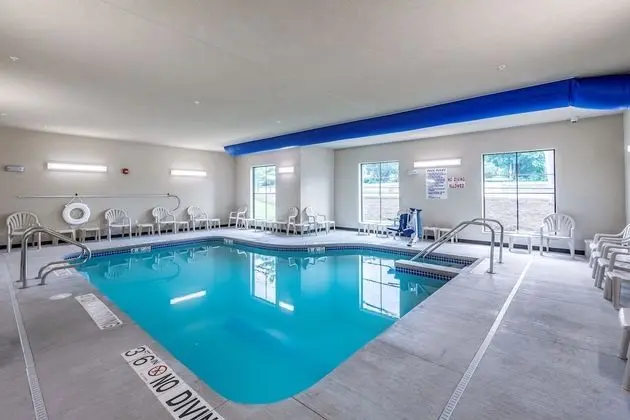 Cobblestone Hotel and Suites Janesville - Havuz