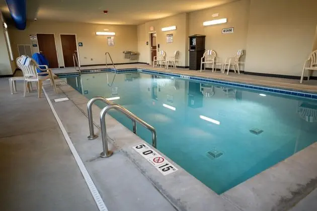 Cobblestone Hotel & Suites - Lamar - Havuz