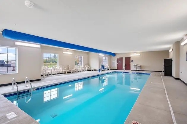 Cobblestone Hotel & Suites - Morgan - Havuz