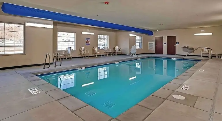 Cobblestone Hotel & Suites - Morgan - Havuz