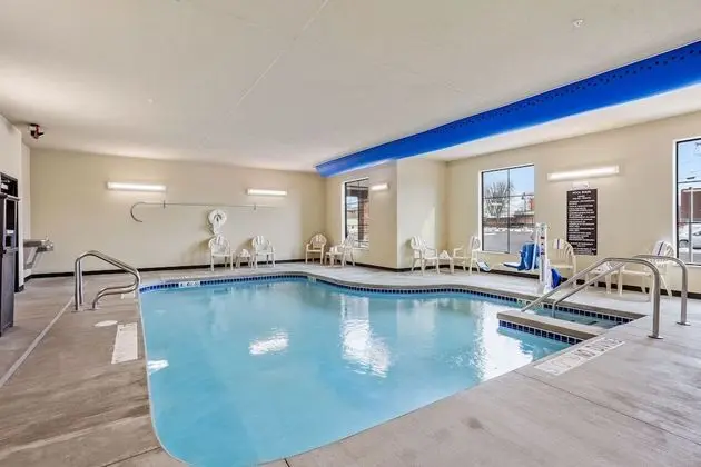 Cobblestone Hotel & Suites - Mosinee - Havuz