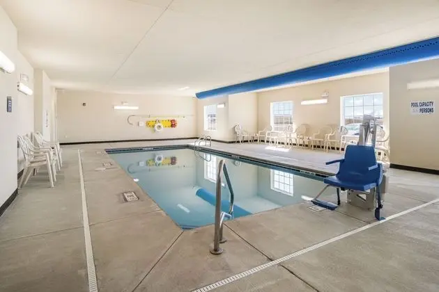 Cobblestone Hotel & Suites - Newport - Havuz