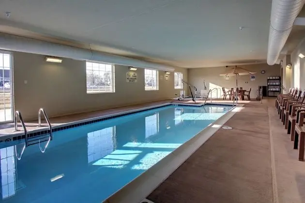 Cobblestone Hotel & Suites -- Newton, IL - Havuz