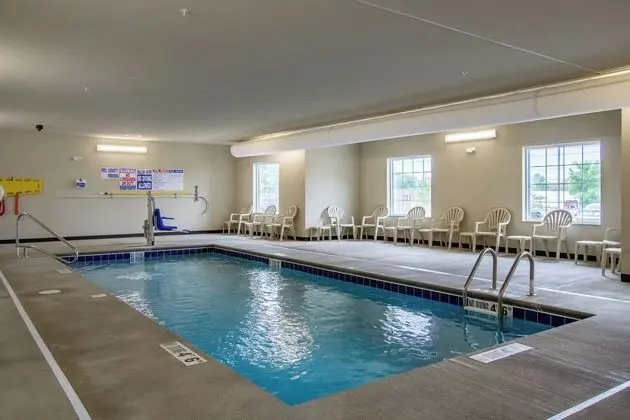 Cobblestone Hotel & Suites - Orrville - Havuz