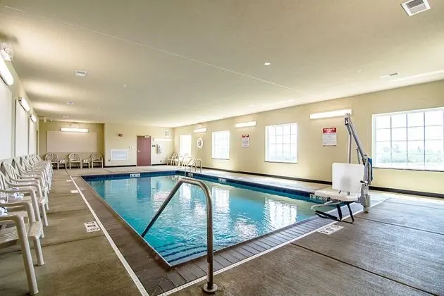 Cobblestone Hotel & Suites - Paxton - Havuz