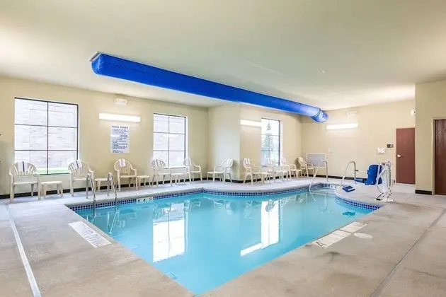 Cobblestone Hotel & Suites – Stevens Point - Havuz