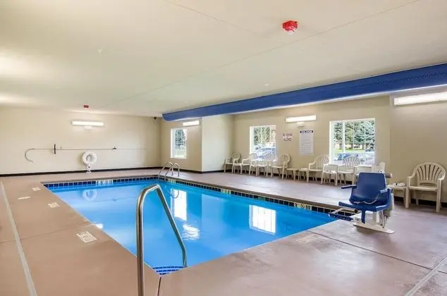 Cobblestone Hotel and Suites Torrington - Havuz