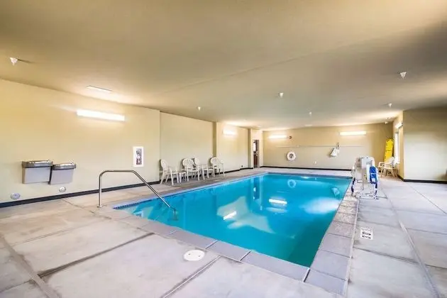 Cobblestone Hotel & Suites - Victor - Havuz