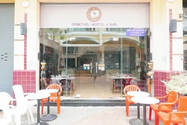 Cocktail Hostel & Bar Silom Bangkok - Dış Mekan