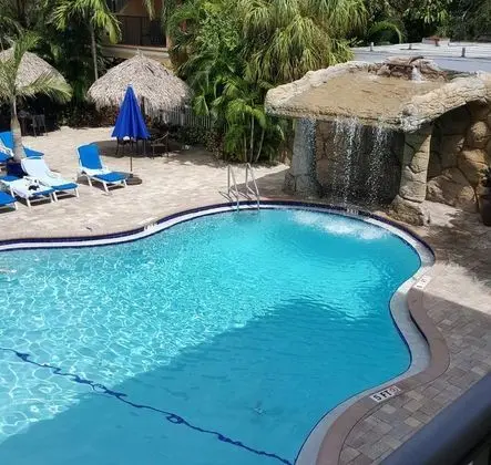 Coconut Cove Suites - Havuz