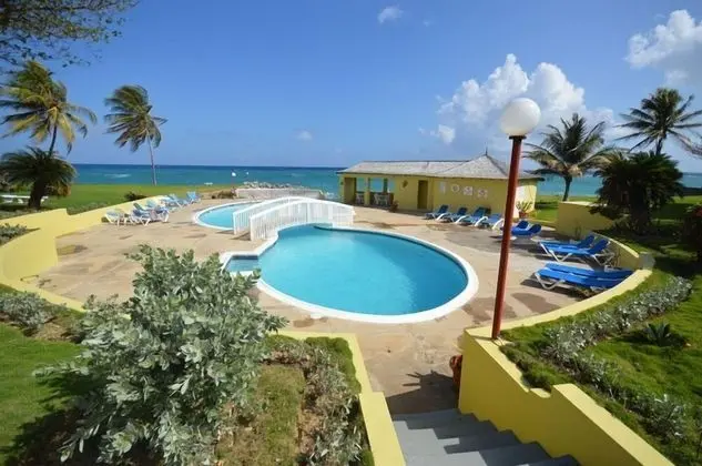 Coconuts Seafront 2BR, Ocho Rios - Havuz