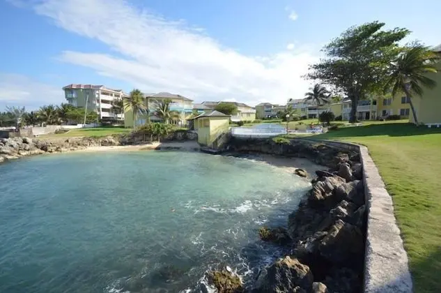 Coconuts Seafront 2BR, Ocho Rios - Plaj