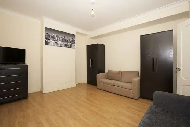 Colebert Avenue Apartment