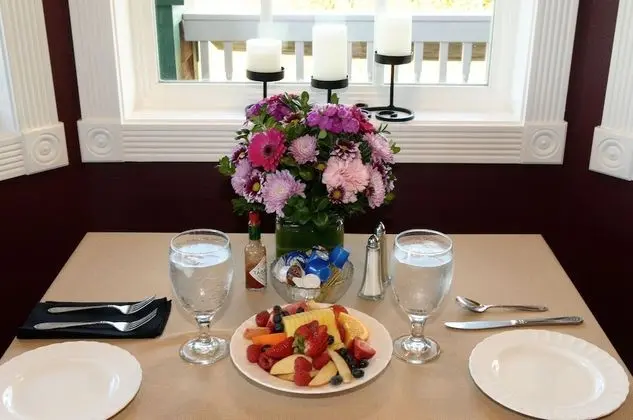 The Collins Inn and Seaside Cottages - Adults Only - Yerinde Yemek