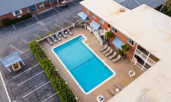 Colonial Inn Motel - Havuz