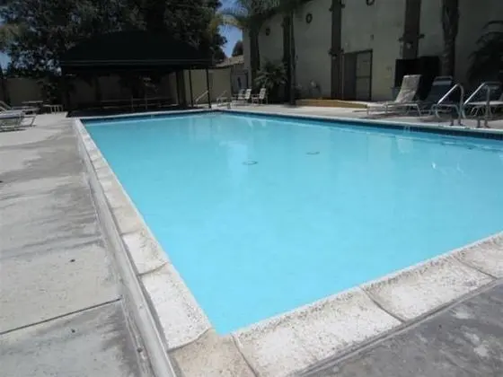 Colonial Pool & Spa Motel