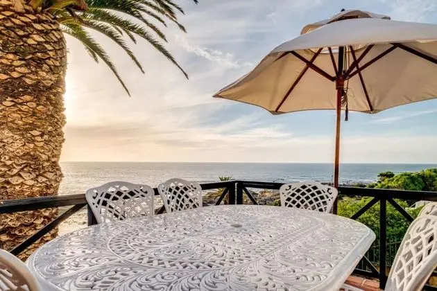 Colonial-style Camps Bay Apartment With Ocean Views and Private Pool Area CBT Lodge - Oda