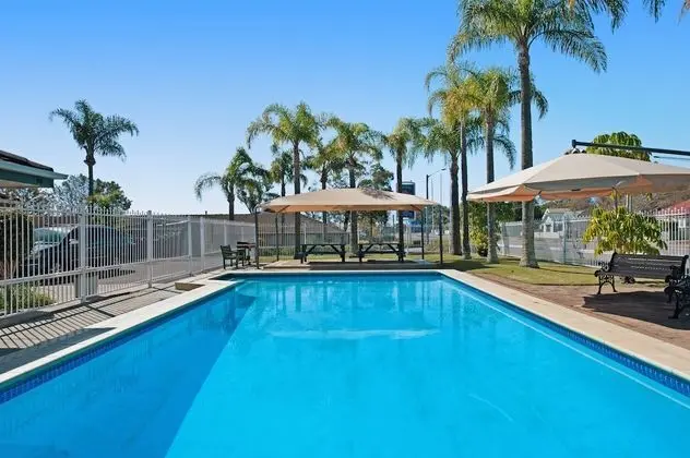 Colonial Terrace Motor Inn - Havuz