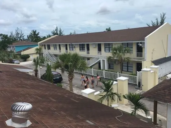 The Colony Club Inn & Suites