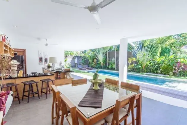 Colorful Private Villa 3 BR, Seminyak With Staff - Havuz