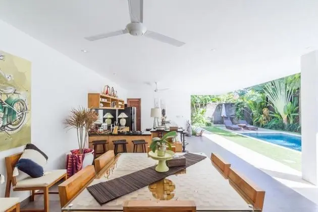 Colorful Private Villa 3 BR, Seminyak With Staff - Yerinde Yemek