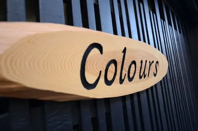 Colours - Hostel - Öne Çıkan Resim