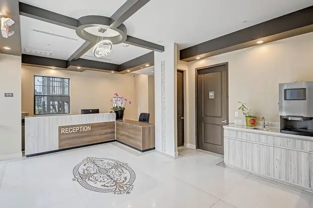 Comfeeni Inn & Suites