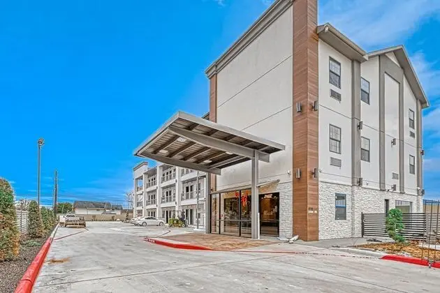 Comfeeni Inn & Suites - Dış Mekan