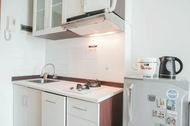 Comfort 1Br Apartment With Study Room At Woodland Park Residence - Mutfak