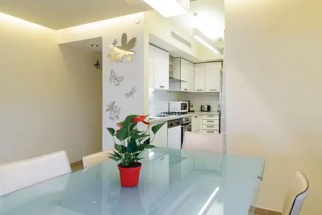 Comfort & Balcony near Beach by FeelHome - İç Mekan