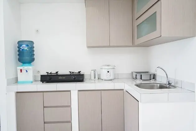 Comfort And Cozy 1Br At Casa De Parco Apartment - Mutfak