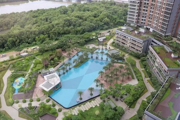 Comfort and Elegant 1BR at Gold Coast Apartment - Havuz