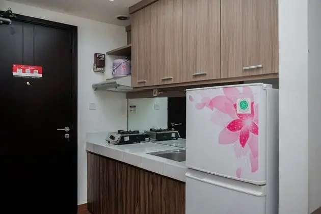 Comfort And High Floor Studio Room At Casa De Parco Apartment - Mutfak