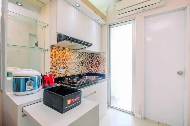 Comfort And Homey 2Br At Bassura City Apartment - Mutfak