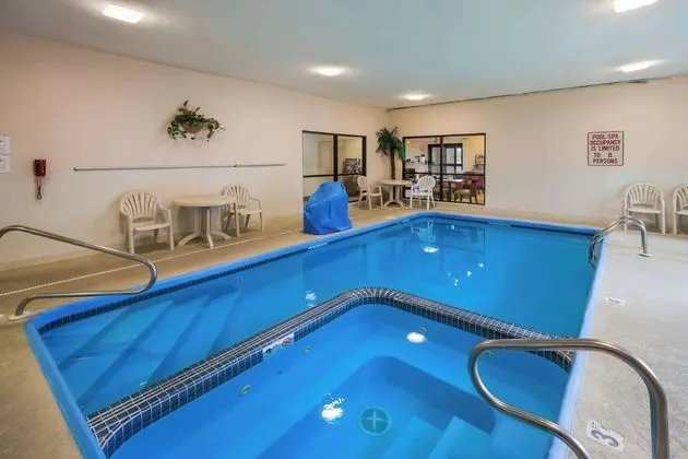 Comfort Inn (Kansas City) - Havuz