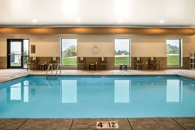 Comfort Inn and Suites Ames near ISU Campus - Havuz