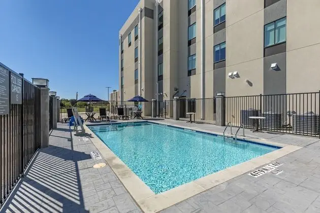 Comfort Inn & Suites Balch Springs - SE Dallas - Havuz
